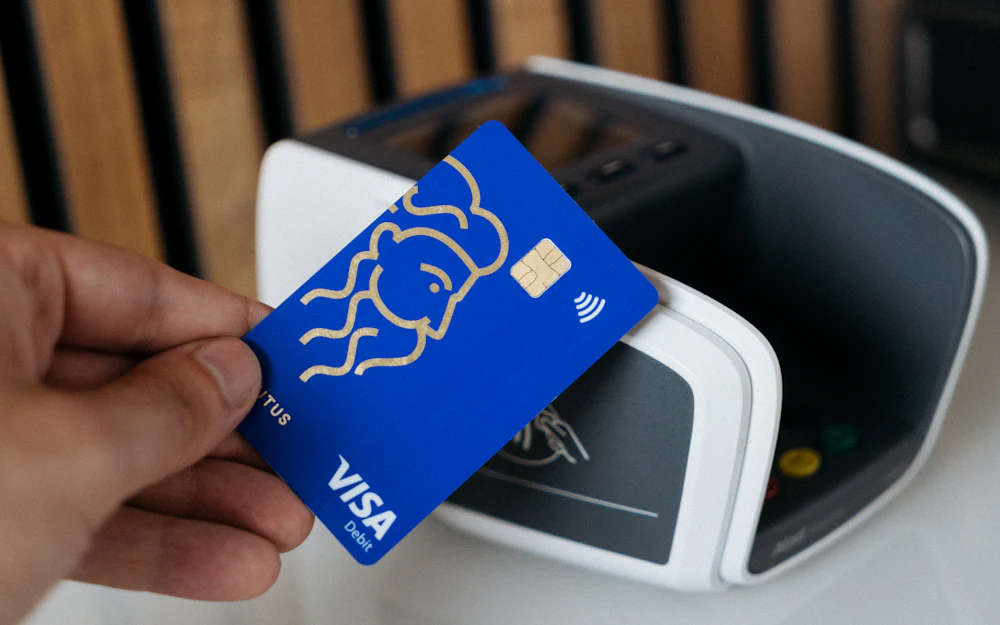Tarjeta acercándose a un lector de pagos