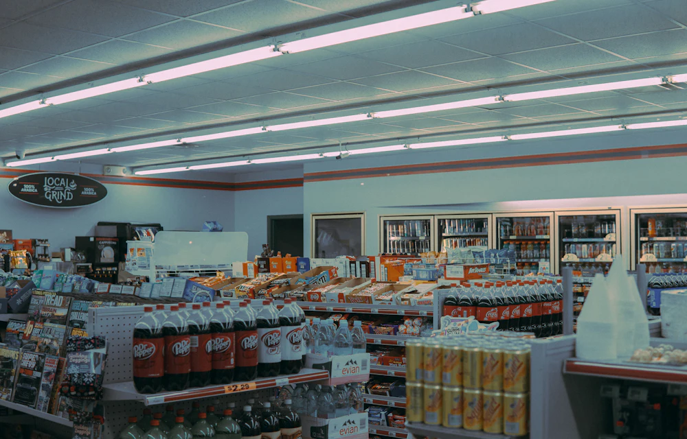 Tienda de conveniencia con góndolas y bebidas