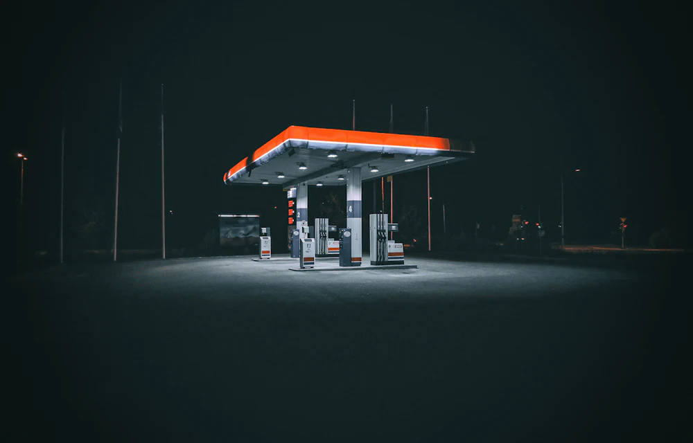 Estación de servicio iluminada de noche