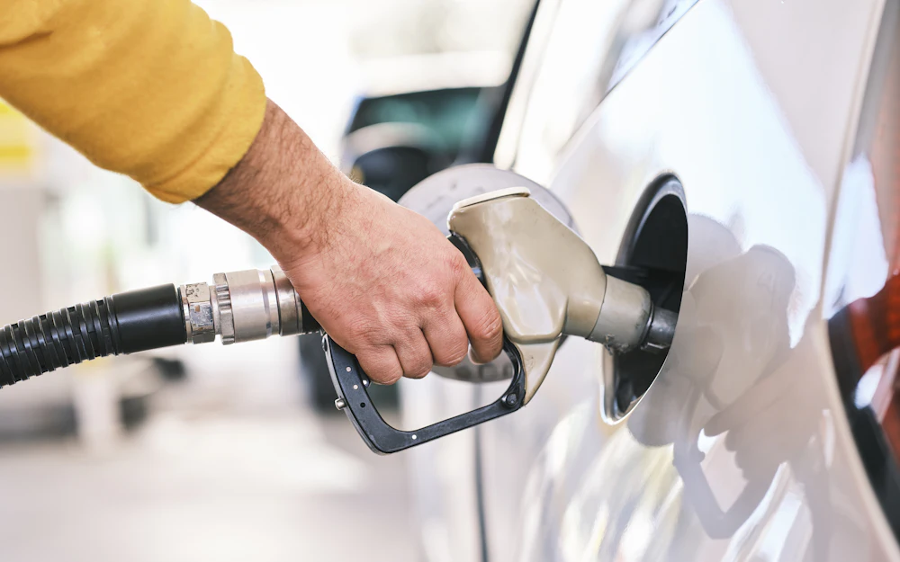 Conductor cargando combustible en su auto