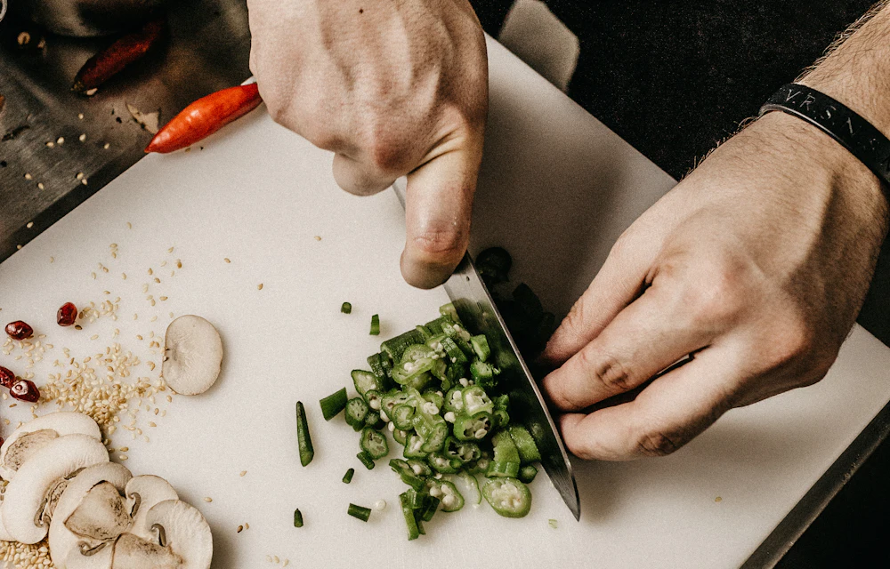 Cocinero cortando verduras