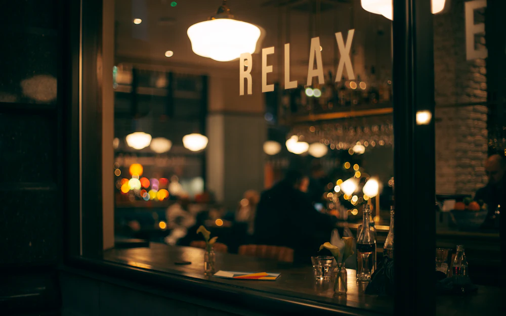 Vidriera de un restaurante de noche