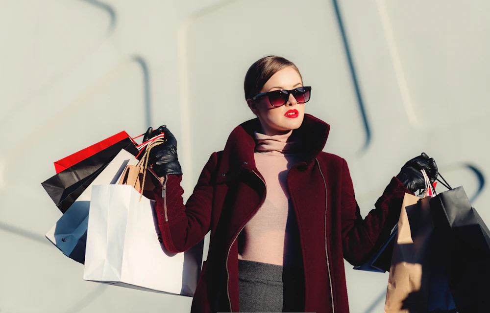 Mujer con bolsas de compras