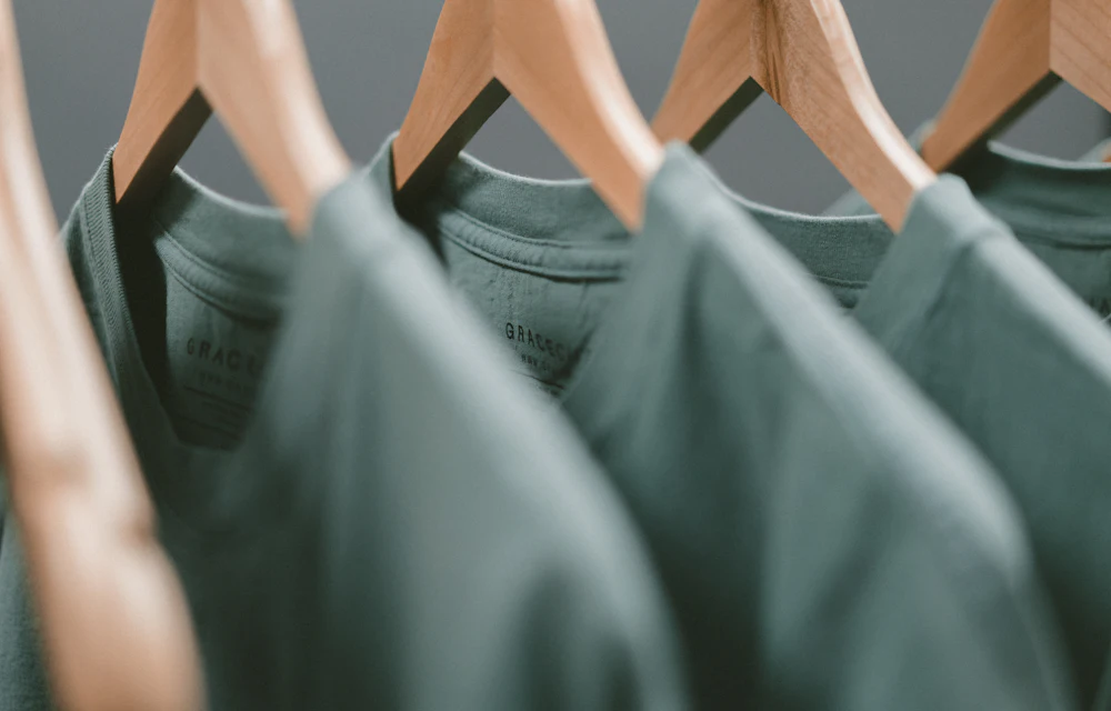Remeras colgadas en perchas