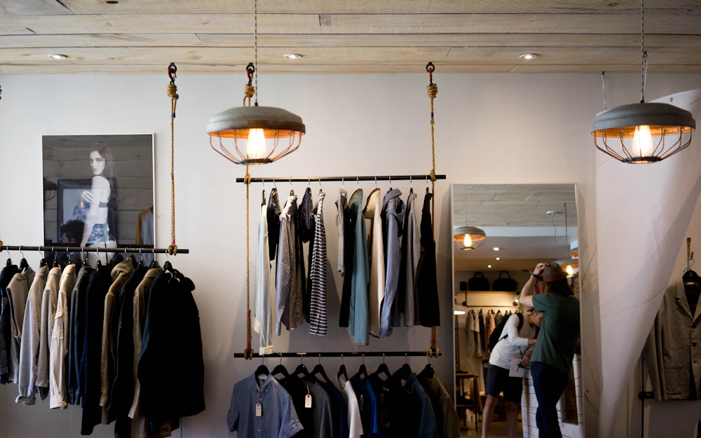 Percheros con ropa en una tienda