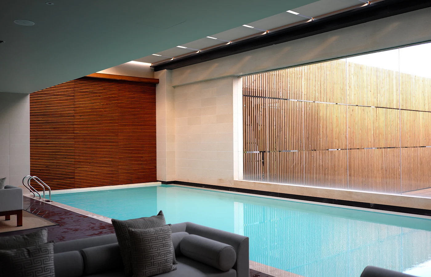Piscina interior de un hotel con living de diseño